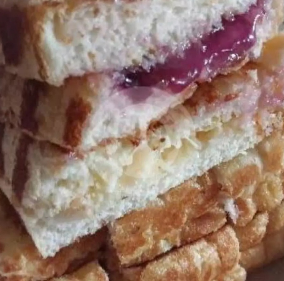Roti bakar selai blueberry + keju